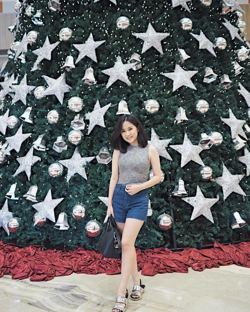 A pose with a Christmas tree. Never failed 👌🏻👌🏻 _
_
#clozetteid #ootd #casualday #hollyjollychristmas #christmas2016 #ootdindo #lookbookindonesia