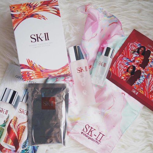 This is what I got from the SK-II Suminagashi Festive Party last week. Pitera essence set limited edition, uber cool photo booth and suminagashi scarf. Thank you @skii and @clozetteid ❤️❤️ __#clozetteid #skiigifts #clozetteidxskiisby #skii #changedestiny