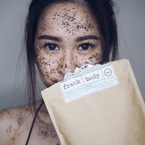 Not only for body scrub, I use frank body for face exfoliation. Mine is coconut coffee scrub, the smell is soooo good!! Shop at @benscrub and use my coupon code "cynthiafelicia" get 10% discount!! 😍😍
_
_
How to use: use frank body on your damp skin, do in small circular motions, leave to dry 2-3 minutes and wash your face. 
_
_
It removes dead skin cells, and make my skin smoother. Patch test first if you have sensitive skin. 
#clozetteid #clozetteambassador #benscrub #frankbodyscrub #cynthiafelicia #benscrubreview #frankbodyscrubreview