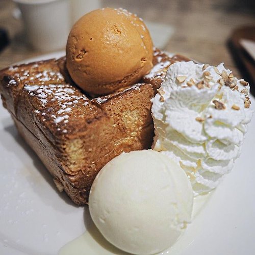One of the best dessert in Bangkok. The toast was so crispy and buttered at every little corner of the outer toast, and so soft and fluffy inside. When I eat it, I was blown away. Read my full review on blog : www.lunaism.wordpress.com (link on bio) __#clozetteid #afteryou #afteryoubangkok #indonesiablogger #lunaism #thailandtravel #bangkoktravel #bangkokfood #bangkokcafe #shibuyahoneytoast