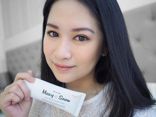 Korean makeup look with @sarange_id Maxy Snow Natural Whitening Cream. Trust me! It's one of the best thing I never knew I needed. Read my honest review on blog. Link on bio. •
•
•
#sarangeid #clozetteid #clozetteco #fdbeauty #maxysnownaturalwhiteningcream #koreanlook #skincarereview #koreanskincare #beautyblogger #bloggerbabes