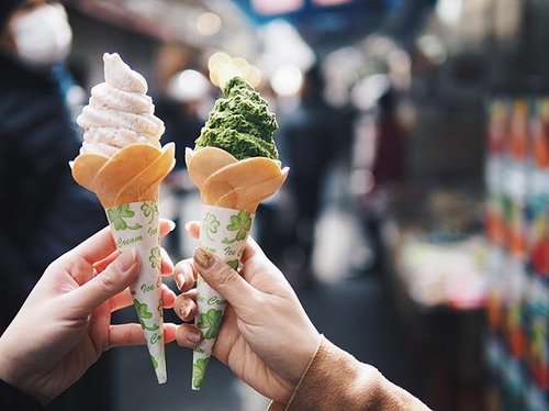 Must eat when in japan: Sakura and Matcha Ice Cream. 🌸🍵__#tsukijifishmarket #sakuraicecream #matchaicecream #tokyojapan #whattoeatintokyo #whattodoinjapan #whattodointokyo #japanholiday #japantrip #clozetteid