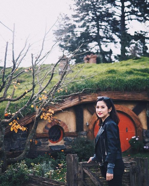 The world is not in your books and map. It’s out there! - The Hobbit✨✨..#hobbiton #newzealandguide #newzealand #hobbitonmovieset #hobbitontours #exploreNZ #travelwithcyn #clozetteid