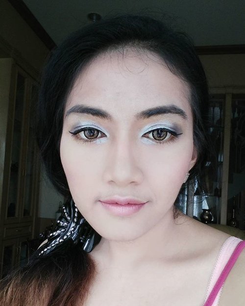 #motd eye candy frosty look 
I'm using @toofaced melted metallic peony. I bought it from @sephoraidn Plaza Senayan. I also love eyeliner from @makeoverid easy to apply and cheap! #fiercesociety #makeuprevue #makeup #makeupjunkie #makeuptutorial #beautyreview #beauty #beautyjunkie #beautyblogger #toofacedcosmetics #toofacedmelted #sephora #sephoraidnholiday15 #jksbeauty #clozetteid #perfectmakeupworld