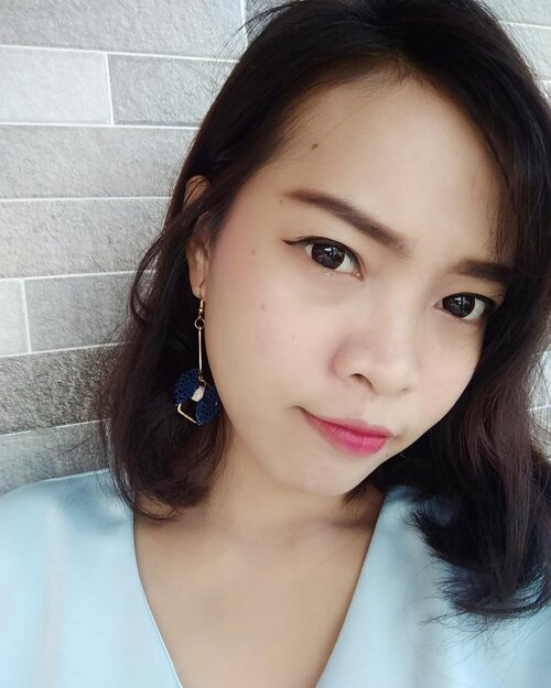 Nyobain Catrice 24H  Made To Stay Foundation.
Coverage nya mantep banget, dia ga ada SPF nya jadi bagus untuk makeup indoor dan malam hari. Kekurangannya aroma nya enggak enak. Hilangnya juga lama pas uda nempel di wajah, hilangnya sekitar 1-2 jam setelah dipakai. Padahal bagus tapi karena wanginya gimana gitu jadi mikir2 mau pakai lagi. Aku cinta sama coverage nya full-medium tapi enggak terlalu yang dead matte gitu. Aku lupa pakai shade yang apa nanti aku update ya.

#ClozetteID #catrice #review #makeup #beauty #bblogger #foundation #love #blogger #coordinate