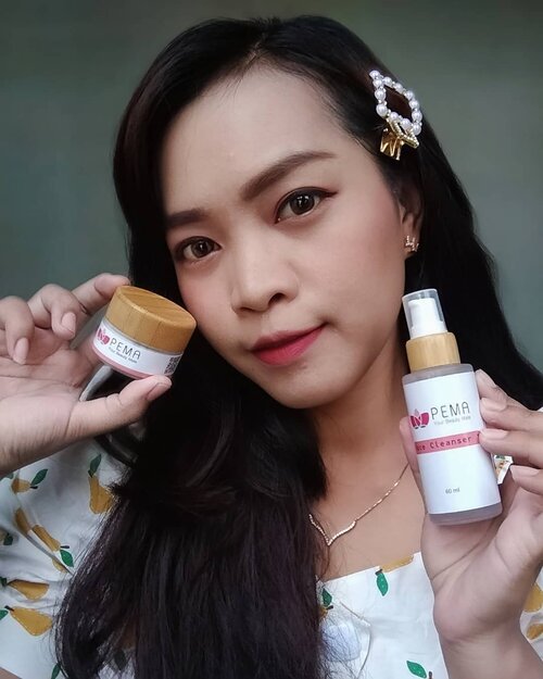 Hay! Aku baru update skincare yang baru-baru ini aku pakai dari PEMA Skincare. @pemaskincare 100% produk Indonesia sehingga formulanya cocok untuk jenis kulit orang Indonesia. Dari semua rangkaian aku paling suka face cleansernya, bersih banget buat hapus sisa-sisa makeup. Terus ada Oasis Serum yang bentuknya roll-on, langsung oles-oles diwajah. Packagingnya unik banget, tutup jar nya terbuat dari kayu loh. Unik kan?! Hampir sebulan pakai wajah jauh kenyal-kenyal lembab terus makeup nempel lama. Produk ini juga mencerahkan sedikit demi sedikit di kulitku yang memang lagi kusem. 
Review lengkap ada di blog aku ya http://www.mybeautypinastika.com/2019/11/pema-skincare-lightening-series-review.html

Thank you!
#clozetteID #review #Beauty #bblogger #beautyblogger #blogger