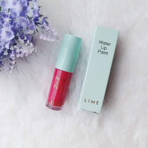 ✨ 𝗥𝗲𝘃𝗶𝗲𝘄 𝗟𝗶𝗺𝗲 𝗖𝗼𝘀𝗺𝗲𝘁𝗶𝗰 𝗪𝗮𝘁𝗲𝗿 𝗟𝗶𝗽 𝗣𝗮𝗶𝗻𝘁 ✨Liptint Korea selalu menarik buat di coba. Salah satunya dari brand Lime Cosmetic ini, namanya Water Lip Paint. Untuk tampilan yang natural aku masih suka pakai liptint buat harian karena tahan lama dan anti ribet.Kemasan Lime Water Lip Paint cukup simple. Aku suka warna box tosca nya. Seger aja lihatnya. Ukurannya kecil jadi bisa di bawa kemana-mana atau di masukan kantong. 🥰 Aplikatornya pas enggak terlalu kebesaran, okelah buat mengaplikasikannya.Ada 5 warna yang tersedia. Kebetulan punyaku No. 02 Cold Berry. Warnanya pink yang jatuhnya sangat natural. Aku suka pakai daily karena dia awet dan tahan lama. Warnanya natural kayak bibir asli. Teksturnya gel-watery tapi setelah di blend bakal menyatu dengan bibir dan jadi cakep. Cek Shopee : Limecosmetic.id ya karena banyak warna-warna lucu lainnya. Harga promonya juga menarik! 🥰🥰#Limecosmetic #kbeauty #koreanmakeup #limemakeup #ClozetteID