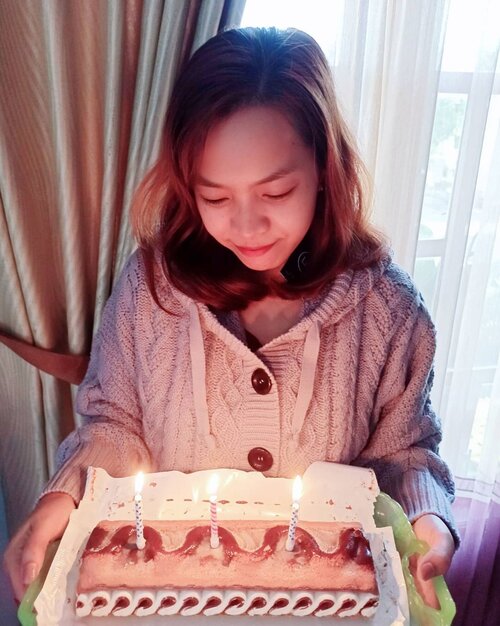 Dari awal aku udah bilang ke suami gausah beli cake. Udah tua. 😂Dan akhir-akhir ini aku lagi suka makan es krim, jadi dibeliin Viennetta atas ide di kakak. Kayak gini doank aku udah merasa bahagia banget. Thank you hunny, kakbeb dan adek. ❤️❤️❤️Hadiah dari sahabatku juga nyampe hari ini. Gimana ga happy, di kirimin kado sesuatu yang aku pengenin. Yang lebih terharu ucapannya ditulis pakai tangan dia sendiri. huhuhuuu. Terharu. 😭Thank you bund @aulliasha ❤️ aku tahu sebenernya kau pengen nulis banyak tapi terhalang kertas yg sempit. 🤣❤️ Untuk yang sudah ngucapin terimakasih banyak ya. Puji Tuhan aku masih dikelilingi orang-orang baik dan sayang aku. 😭🥰❤️GBU..#ClozetteID