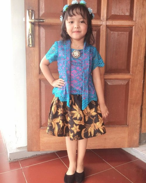 Numpang lewat kakakkk~~~~ #clozetteid #love #daughter #cute #beauty #selfie #selca #selcam #batik #kebayaanak