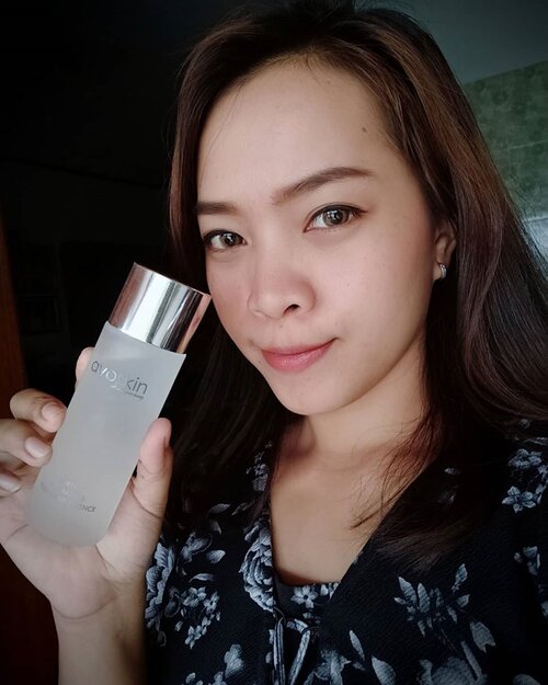 Sampai lupa share kalau kemarin aku challenge 2 minggu pakai @avoskinbeauty PHTE! Hasilnya bagus dan sama kayak 4 tahun lalu aku menggunakan PHTE ini. Kulit wajahku jauh lebih moist dan sehat. Tipe kulitku kering dan Avoskin PHTE membantu melembabkan dan menghidrasi kulit wajahku dengan baik. Review lengkap ada di blogku http://www.mybeautypinastika.com/2020/03/avoskin-perfect-hydrating-treatment.html (link on bio) 
#ClozetteID #review #beauty #bblogger #beauty blogger #avoskin