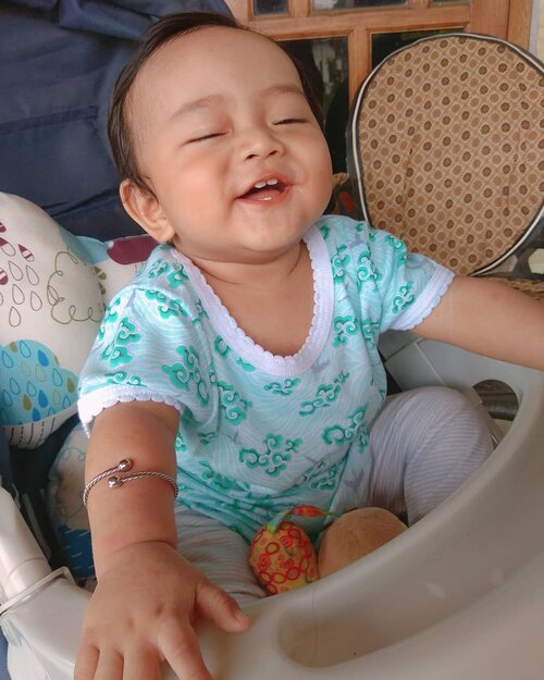 Happy baby 😘😘Kemarin habis imunisasi campak, ga nyangka kan si boy udah #9monthsoldTiap imunisasi enggak pernah rewel apalagi panas, anak pinter! 😍#clozetteID #mommylife