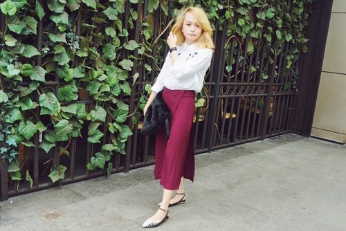 my casual sunday look. Comparing white top and burgundy pants ( which look a bit like midi skirt from front ). Ready to have an early christmas brunch ;p