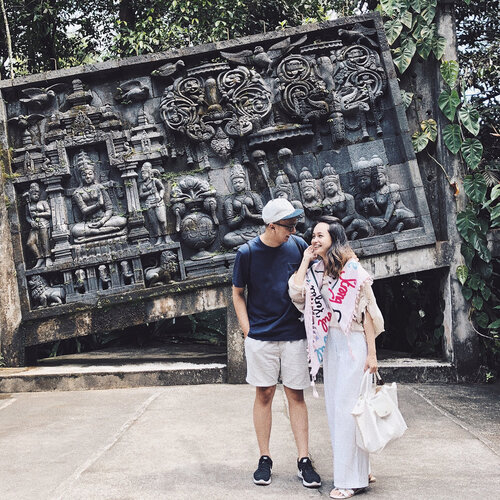 Curcol dikit yak...A must visit place in #jogjakarta :@ullensentalu WHY??It isn’t just a pretty hits place. Their lovely team will greet you with educative tour and tasty secret drink 😛Dan paling respect sama aturan yg ga bolehin record selama tur dan hny berfoto di area yg ditentukan. Bikin kita jd konsen plus menikmati budaya Indonesia langsung dgn mata & telinga. Bukan dari balik lensa kamera atau HP Ga heran kalo mereka no 1 Tripadvisor Travellers Choice 2017 ❤️#explorejogja #clozetteID