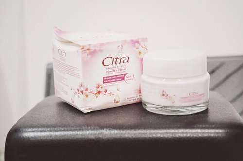 Tried out Citra Sakura Fair Powder Cream 💕Aku pake ini lumayan seiprit. Trus timpa aja pake bedak buat daily look. Ngga dicampur krim atau moisturizer lagi, takut terlalu moisturize ntar becek beb.. Tekstur krimnya putih ada pinknya gitu, dan suka sama wanginya somehow. Seger aja rasanya 💕#CantikCitra #MakeYourOwnCitra #ClozettexCitra #ClozetteID