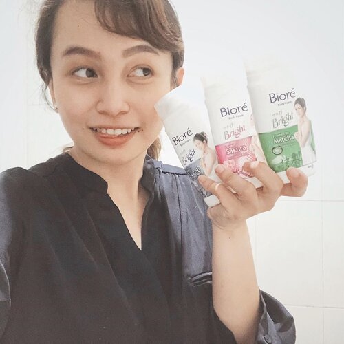 Kalau kalian perhatiin insta story aku, aku emang suka pake sabun mandi dari @id.biore Biasanya aku beli refill pack yg bisa diisi lagi ke botol.Nah kali ini, @clozetteid introduce me with Biore Kirei Bright White Scrub yg bisa membantu mengangkat sel kulit mati, Biore Lovely Sakura ( fave scent so far 💕 ) dan Freshen Up Matcha yang diperkaya Hyaluronic Acid. Kalo biasanya aku pake Hyaluronic Acid buat melembabkan wajah, kali ini ada kandungan ini buat di badan. Hmm menarique. Which one should I try first? 🤔@clozetteid dan @id.biore#BiorexClozetteID #KireiBrightSkin #CerahKenyalBercahaya #ClozetteID #ClozetteIDReview