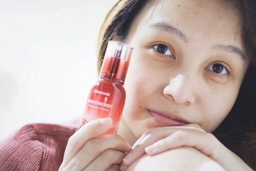 Uda mayan penaaran sih sama produk Red Energy Recovery Serum  @mamondeindonesia !! 💃🏻 Nah ulik dan diulik rupanya di dalam serum ini di dalamnya ada: 2 brightening ingredients, 4 Anti- Aging ingredients and Wound Healing Ingredient ( read more on my blog ) 🥰😍 Serum ini juga sudah hasil riset selama 28 tahun dari berbagai bunga yang dikembangkan di Mamonde Garden. Nah foto ini bare skin, abis aku pake Red Energy Recovery Serum on my night skincare routine sebelum moisturizer. Bisa dipake daytime juga kok klo mau.. Belum berubah kayak Park Shin Hye sih emang cuma mulai moist iye. Berasa muka lembab gimana gitchu.. And please be noted, ada kandungan alcohol inside buat kalian yang sensitive to alcohol 🤗#MamondeIndonesia #RedEnergyRecoverySerum #Clozetteid @clozetteid #MamondeXClozetteIdReview