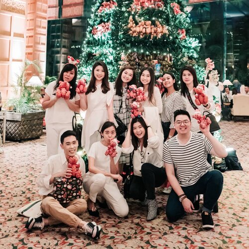 Xmas festive already!!!So much fun with happy tummy at @shangrilasub Jangan lupa cek xmas package mereka.. Ga cuman di jamoo, @saporeosteria tapi juga cake2 dan xmas tree mereka yg g kalah menarik.. 💖💖 Xmas tahun in kita bisa berbagi dengan membeli teddy bear yg ad di xmas tree @shangrilasub karena biayanya akan dsumbangkan utk panti asuhan matahari terbit. So what do you waitinggg foooooo~~~~~.....#lookbookindonesia #beautyguru #beautyvlogger #beautyblogger #clozetteid #bloggerstyle #fashionblogger #fashionstylea #fashionindo #indonesianbeautyblogger #indonesian_blogger #indonesiabeautyblogger #youtubeasia #youtuberindonesia #clozetteambassador