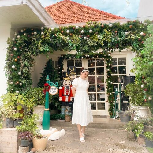 Christmas dreamy vibes at @onnihouse.sby#newnormal #lookbookindonesia #beautyguru #beautyvlogger #beautyblogger #clozetteid #bloggerstyle #fashionblogger #fashionstyle #fashionindo #indonesianbeautyblogger #indonesian_blogger #indonesiabeautyblogger #youtubeasia #youtuberindonesia #clozetteambassador