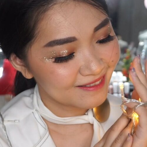 Christmas D-5Lets start with simple looks inspired by Jennie blackpink. But if you want extra just add glitter! Who didnt love glitteee?..Product used@bioderma_indonesia @colourpopcosmetics primer@innisfreeindonesia foundation 3.1 in color 23@colourpopcosmetics concealer light18@blpbeauty powder in light beige@blpbeauty eyebrow pencil in dark brown@benefitindonesia brow gel@minuet.official for contour and eyeshadow@physiciansformula bronzer@chupachups.id glitter cream@nyxcosmetics_indonesia glitter glue and glitter gold@blpbeauty liner@sheherhers.id lip matte@nyxcosmetics_indonesia butter lips in POP...#bloggerindonesia #lookbookindonesia #beautyguru #beautyvlogger #beautyblogger #clozetteid #bloggerstyle #fashionblogger #fashionstylea #fashionindo #indonesianbeautyblogger #indonesian_blogger #indonesiabeautyblogger #youtubeasia #youtuberindonesia #clozetteambassador #beautyindonesia #indobeautygram#stylehaul #tampilcantik #ragamkecantikan @tampilcantik @ragam_kecantikan #tutorialmakeup #makeuptransformation #naturalmakeup