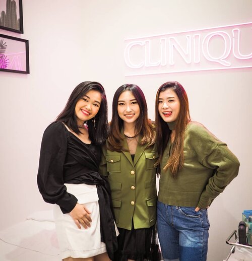 Reunited at new @cliniqueindonesia boutique... Congrats clinique team @dikastiff @randitasastro 
Jangan lupa main2 ksana 😘😘 only at @galaxymallsby .
.
.
.
#bloggerindonesia #lookbookindonesia #beautyguru #beautyvlogger #beautyblogger #clozetteid #bloggerstyle #fashionblogger #fashionstylea #fashionindo #indonesianbeautyblogger #indonesian_blogger #indonesiabeautyblogger #youtubeasia #youtuberindonesia #clozetteambassador #beautyindonesia #indobeautygram#stylehaul #cgstreetstyle #ggreptrend #ggrep #ootd