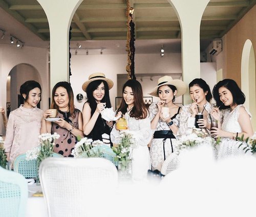 Tea time with girlies
.
Thanks to @introstyle_id x @jolie_clothing make this happen
