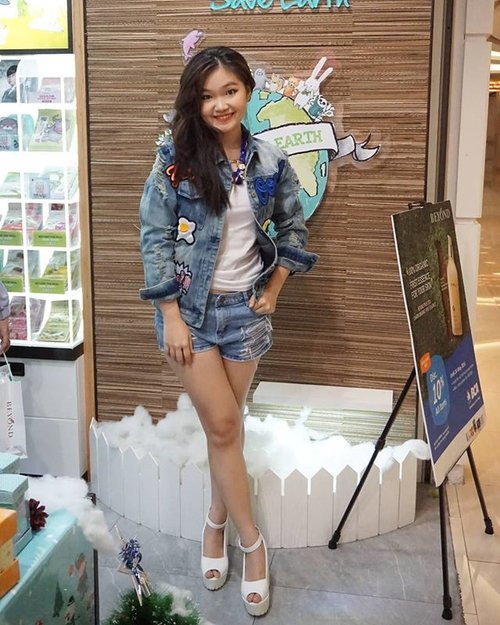Today event and ootd at @beyondind I use my favorite beyond lipstick that has bear in to it 🐻📷 @shelvi0320Jacket by ayumi boutiqueShoes by @maythe6 @wear.hype #bloggerindonesia #beautymeetfashion #beautyguru #beauty  #beautyvlogger #beautyblogger #beautyjunkie #bblogger #bloggerstyle #fashion #followforfollow #fashionblogger #fashionstyle #fashionindo #clozetteid #likeforlike #instabeauty #indonesianbeautyblogger #indonesian_blogger #indonesiabeautyblogger #youtuber #youtubeasia #youtuberindonesia #vloggerasia #vlogger