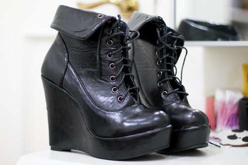 The unbranded combat boots