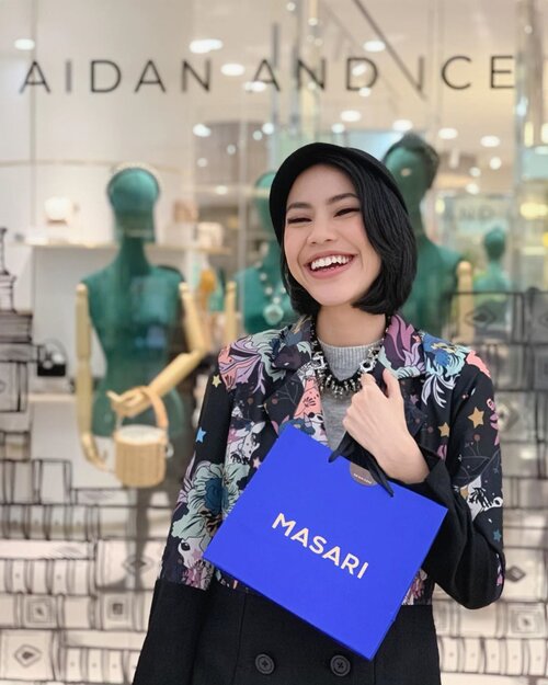 Thank you for having me @masari_ind x @aidanandice 💙
btw, aku seneng banget hari ini karena aku diajarin bikin kalung dan ternyata aku bisa! Yess hahaha 🤣 tunggu video nya yahh gemes banget semua aksesoris nya, tas, sepatu, baju! Dan ternyata aku dikasih huhu aku terharu krn memang udah lama aku suka beli aksesorisnya @aidanandice terlalu unik dan bagus banget! Thank youu, Xoxo 💋

Foundation @diormakeup 
Loose powder @cliniqueindonesia 
Highlighter @sorchacosmetic 
Lipstick @guerlain.id 
Blush @klaracosmetics_id 
Eyeshadow @urbandecaycosmetics
Eyebrow Pencil @esteelauderid 
Setting spray @studiotropik
Blazer @rindasalmun .
.
#aidanandice #senayancity #masari #masarishop #fashioninfluencer #fashioninstagram #fashionworld #styleinspirations #styleindonesia #stylefashion #fashiondesigners #fashionenthusiast #beautyinfluencer #beautybloggerindonesia #diorindonesia #udindonesia #esteelauderindonesia #guerlainindonesia #cliniqueid #clozetteid