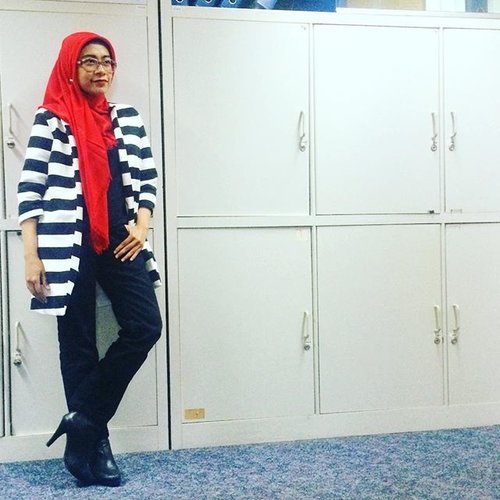 The two sides of me#monochrome feat #vibrantcolors Thanks to @hi.callista #blackandwhite #stripes collection :) #ootd #hotd #hijabstyle #hijabfashion #hijabootdindo #hijabers #officestyle #ClozetteID