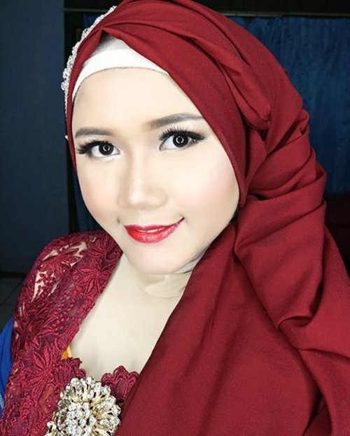 Selfie first sebelum berangkat kondangan.... Edisi sebelum ancur mukanya gara2 banyak makan. Ha5... Abaikan kantong mata.... Maklum pagi2 kudu dinas dulu dan tidur cuma 1 jam. Hiks. 
Makeup and hijab by myself. 
#me #makeup #makeupkondangan #makeupesta #makeupmuslimah #hijabstyle #hijabkondangan #fotd #clozetteid #noorsriaspengantin