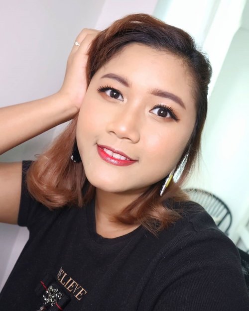 Happy Sunday. 
Have you watched my new vlog. 
Kindly check to see the tutorial. 
Link in Bio 😘

Product I used:
@hatomugi.id skin conditioning gel
@somethincofficial cushion in coco
@pixycosmetics two way cake in sand beige
@fentybeauty sun stalk'r in caramel cutie
@focallure eyebrow 
Aikimuse eyeshadow palette in Cat
@holikaholika_indonesia eyeshadow glitter
@eminacosmetics  cheeklit pressed blush in sugar cane and glossy lip stain in apple shower 
@catrice.cosmetics high glow mineral highlighting powder in 010 light infusion. 
#makeup #makeupideas  #mua #makeupartistsworldwide  #wakeupandmakeup #beautybloggerindonesia #indonesiabeautyblogger #clozetteid #redlips #tampilcantik  #undiscovered_muas