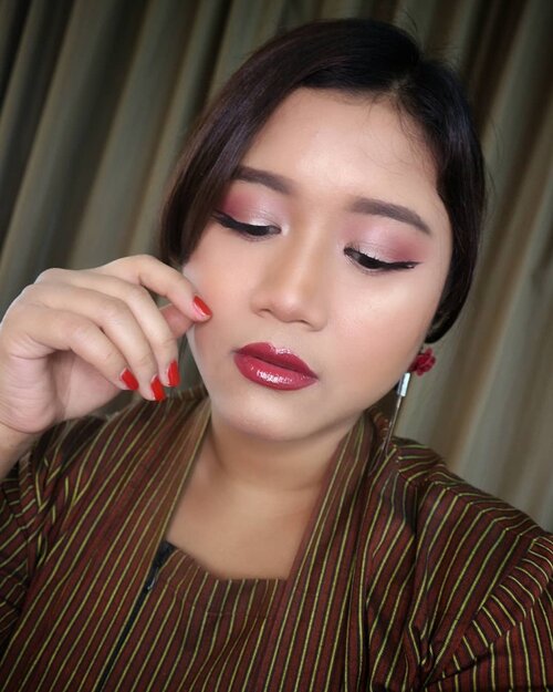 take off that shyness and wear some red. 😘😘😘 #makeupideas #makeupartist
 #wakeupandmakeup  #indobeautygram #proudindonesian #javanese #jogjakarta #tampilcantik #clozetteid #muajkt #undiscoveredmuas
#kbbvfeautured #yukalicious15