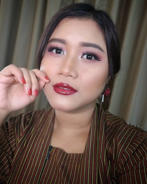 Good Morning waktu qatar ☀☀ this makeup looks is inspired by indonesian flag. 😘😘 Happy Independent Day for Indonesia 
foundation, highlight contour and lipgloss by @fentybeauty 
powder @chanel.beauty 
liquid blush @o.two.o_cosmetic_indonesia 
brow @fanbocosmetics 
eyeshadow @focallure 
eyeliner @wardahbeauty
lips @posybeauty.id 
#makeupideas #makeupartist
 #wakeupandmakeup #indobeautygram #proudindonesian #javanese #jogjakarta #tampilcantik #undiscoveredmuas
#kbbvfeautured 
#clozetteid
#muajkt
#yukalicious15