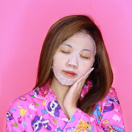 Siapa disini yang jadi makin rajin maskeran selama #dirumahaja? 🤚🏻 Akhir-akhir ini aku lagi rutin pake sheet mask tiap malam sebelum tidur nih, biar kulit nggak terlihat kusam dan tetap lembab 🥰

Biasanya aku suka ngestock sheet mask yang tipis dan gampang nempel di wajah biar bisa maskeran sambil beraktivitas, salah satunya masker @maybena_official ini yang tipis banget cuma 0.02 mm! Tapi sayangnya bagian bawahnya agak nggak pas sama bentuk wajah aku 😂

Dan hasilnya? Langsung auto glowing ✨
.
.
.
.
.
#socobeautynetwork #maybena #maybenasheetmask #maybena3daysmasksheet #sheetmask #kbeauty #koreansheetmask #sociolla #clozetteid #beautybloggerid #bbloggers #skincare