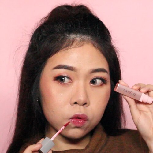 Aku lagi suka banget sama JUICY LASTING TINT dari @romandyou yang shade no 7 "Jujube", ini warnanya MLBB gitu. Sesuai namanya, produk ini memberikan kesan juicy atau bibir basah. Eits.. meski hasilnya glossy, tapi ini warnanya tetep pigmented, lumayan tahan lama, melembabkan, dan ringan banget di bibir 💋.WHERE TO BUY?hicharis.net/adekumalaputri/4xMLip tint ini sedang diskon di @hicharis_official, cuma IDR. 151,000 (harga normalnya 197k)!! Oh iya, sekarang Charis udah buka cabang di Indonesia, jadi bisa local shipping dari Jakarta dan nggak perlu takut bayar ongkir mahal lagi deh ☺️.@charis_celeb #charisceleb #charis #lalareview #kbeauty #koreanmakeup #romand #romandyou #romandjuicylastingtint #ivgbeauty #indobeautygram #tampilcantik #ragamkecantikan #clozetteid