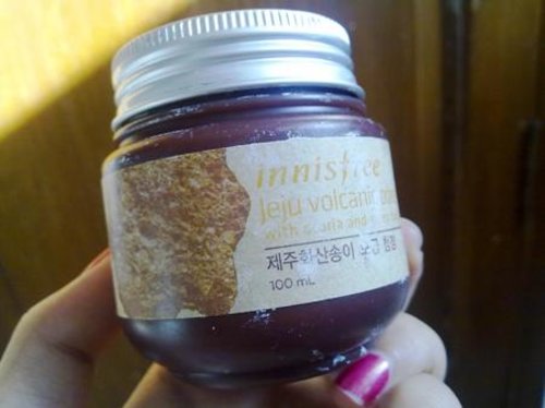 Jeju Volcanic Pore Clay Mask absorbs dirts in my skin pores, leave it clean and lovely 