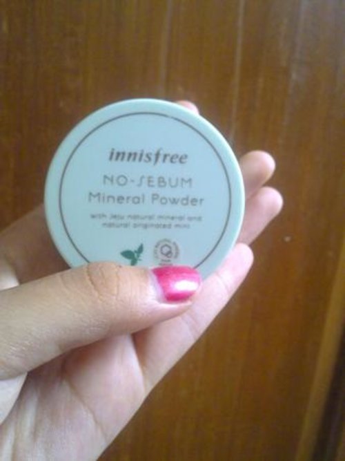 I use this Innisfree No-Sebum Mineral Powder for the finishing of my everyday make up. It absorbs my excessive sebum and lessen my acne