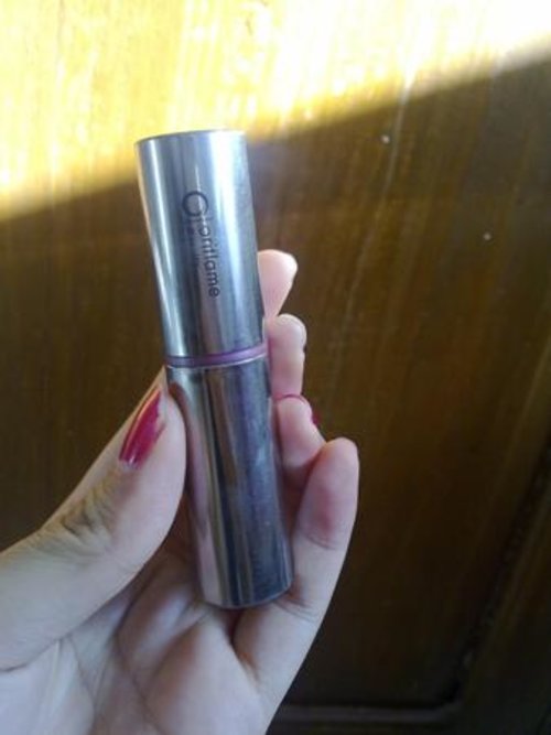 Clover colored lipstick from Oriflame that glitters my lips and make it look sexier