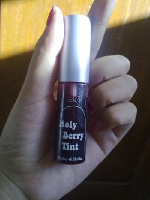 This Holika Holika Holy Berry Tint smells like a raspberry. It has a watery texture that will absorbed on my lips, leave it natural and fresh all the day.