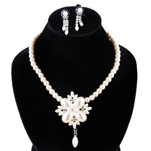 Elegant Necklace Flower Pearl
Kalung wanita yang cantik dengan bahan yang terbuat dari rodium,yang juga di lengkapi dengan sepasang anting yang cantik. Ukuran panjang kalung 19.5cm, 