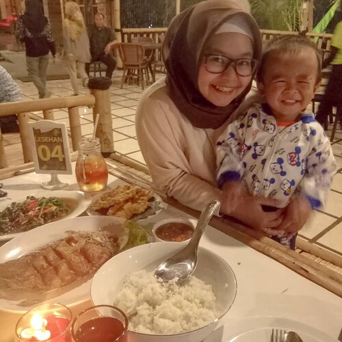 Taking a picture with two of my favorite things in the whole world, my son and food 😂😂 Eh yang motoin juga salah satu hal favorit yang saya punya di dunia ini deng ❤ #instagramhusband .

Iya ini wajah wajah kegirangan ketemu makanan pas kelaperan hahaha. Alhamdulillah punya anak yang doyan makan dan doyan ngemil. Meskipun beratnya naiknya dikit dikiiiit (wajar sih udah 2 tahun++, naik 100 200 gram sebulan udah bagooos) tapi yang penting dia kenal sama berbagai jenis makanan. Ya sambil berharap dan berdoa nutrisinya terserap ke otak juga karena entah kok ga jadi bongkahan kilogram di badannya 😂😂 .

Oiya satu hal yang saya rela lakukan demi anak adalah berbagi grilled cheese sandwich. Monmaap biasanya saya posesif sama makanan yangbsatu ini. Tapi kalau Rio minta, yaudah kasih setengah juga gpp :"") sekalian bantuin Ibu kurus yaaa (aamiin aja lah kalau yang ini) .

Anyway, kalian suka makan makanan apa sama anak? .
-------
.
#momandson #clozetteid #clozettedaily #hijab #hotd #hijabdaily #baby #son #babyboy #satrio25mo #satriorpradana #food #sundanesefood #family