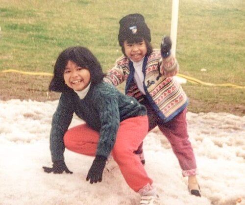 Kadang suka inget Ramadhan waktu kecil pas ikut Bapak sekolah di Florida. Kebetulan pas tahun 1997-2001, Ramadhan jatuhnya pas winter disana. Jadi puasanya sebentar 😂😂 alhamdulillah. .

Monmaap itu salju ala ala ya karena di Florida ga ada salju (you can google why) 😂😂😂😭😭😭 entah untung apa rugi 4 tahun disana ga ketemu salju. Ketemunya salju buatan kek gini HAHAHA. Gpp yang penting gaya kita berdua udah oke. .

Enaknya lagi, ada 1 tahun dimana lebaran pas sama holidays weekend (Christmas and New Year) jadi ikutan libur lumayan panjang hihi. .

Sholat Iednya gimana? Langsung cus ke blog deh buat baca. Ada linknya di Linktree (Link in bio) yaaa terus klik yang #30HariKebaikanBPN 😚😚 cusss! .
-------
.
#bloggerperempuan #bpn #clozetteid #clozettedaily #throwback #throwbacktuesday #tbt #childhood #sisterhood #sisters #snow #fakesnow #itdoesntsnowinflorida #florida #gainesville #happy #winter #winterootd