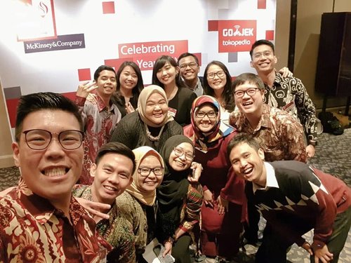 #latepost about last night ❤ I met them in 2012 in one of the most competitive (only 60 students are chosen across Indonesia++) and rewarding student development program, Young Leaders for Indonesia @youngleadersforindonesia by McKinsey and Company. Alhamdulillah I was chosen as one of the participants for  National Wave 4 along with these amazing fellows. .Yesterday's event celebrates 10 years of YLI, which in true fashion embolish the #10yearschallenge everyone has been posting about 😂 It's amazing how far the program and the @yli.alumni members have gone. Each and every one working in different sectors but toward one goal, which is to unleash Indonesia 😆 .Even though years has past, I still remember all the PLP, BLP, worksheet and module work that we have gone through. 😂 Hard but rewarding because we get constructive feedback and also get to listen to inspiring speakers during the forum. Not to mention having fun afterwards 😆 so good luck in all of our projects and future endeavours. Till we met again next time ❤ .--------.#yli #ylialumns #ylialumni #youngleadersforindonesia #friends #event #reunion #mckinsey #clozetteid #clozettedaily#meetup #aboutlastnight