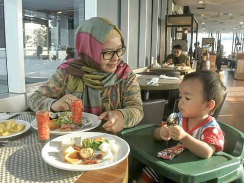 Sudah pada makan kan? Aman berarti swipe swipe foto ini hihihi 😚😚😚 Klo Rio sih bingung mau makan yang mana dulu. Banyak banget! Hahahaha .

Jadi kemarin, saya sekeluarga staycation di hotel Best Western Premier The Hive @bwpthehive. Lokasinya super enak karena gampang dijangkau keluar tol Jagorawi (aku & Rio naik mobil) dan juga deket dengan Stasiun Jatinegara (Arga pulang kantor bisa turun disini). Depannya ada halte busway dan ternyata ga jauh juga dari Halim Perdanakusuma Airport. Prime location 👍👍 .

Salah satu tolak ukur hotel itu enak atau nggak menurut saya adalah dari kualitas sarapan pagi atau breakfast yang disediakan. Di Best Western ini ternyata banyaaaaak banget pilihan sarapannya 😍😍 ada menu lokal (tadi ada Lontong Sayur, Aneka Bubur, Soto Ayam dan jamu juga loh!) dan juga menu internasional (Singaporean Laksa, Dimsum, simple Sushi, dll). Cheese platternya juga cukup beragam. Entah berapa lama tadi kita sarapan HAHAHAHA. .

Ada baby chair dan juga ada bagian menu healthy steamed tofu & veggies. Pas banget bagi yang bayinya masih MPASI dan concern ke makanan sehat 😍 Buah potongnya juga banyak dan ada susu segar & cereal. Cuss langsung check instastories yaaa kalau mau tau staycationnya ngapain aja dan breakfastnya sebanyak apa 😋😋 .

FYI, yang ga nginep disini juga bisa breakfast juga loh. Hanya dengan Rp. 100.000,- bisa icip icip semuanya karena bentuknya buffet all you can eat (dari jam 6-10 pagi aja tapi). Super worth it! Thanks @bwpthehive for making our short staycation worth while 😊 .
-------
.
#staycation #hoteldijakartatimur #hoteldekathalim #hotelcawang #earthhour2019 #bwpthehive #hoteljakarta #hoteljakartatimur #breakfast #sarapan #clozetteid #clozettedaily #hijab #hijabdaily #momandson #satrio26mo #babyboy #bestwestern