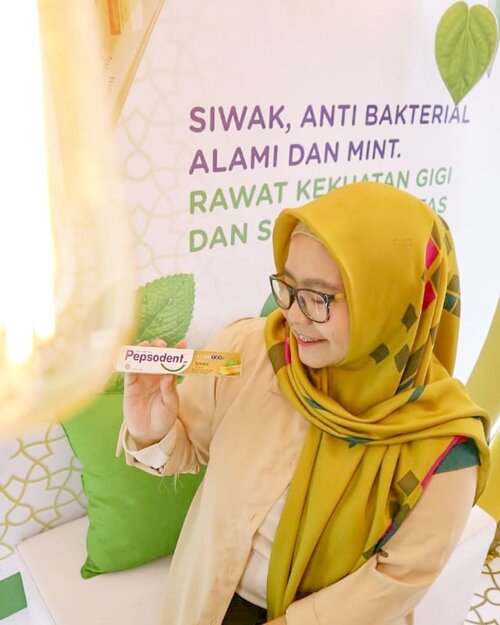 Yeay, alhamdulillah akhirnya sudah ada Pepsodent Siwak, varian terbaru @tanyapepsodent 😍😍 Kemarin hadir di acara launchingnya dan bisa mengenal lebih banyak tentang siwak serta manfaatnya bagi kesehatan. .

Siwak ini sudah terbukti meningkatkan kesehatan rongga mulut. Bahkan WHO juga sudah mengendorse siwak sejak tahun 1984 loh. Bahkan juga digunakan di negara lain seperti Amerika dan Jepang. Alhamdulillah juga, dengan memakai siwak, kita sebagai umat muslim bisa mengikuti sunnah Rasulullah ❤️ .

Selain bermanfaat buat diri sendiri, Pepsodent juga menghadirkan membuat kita menjadi #PahlawanSenyum loh. Karena sebanyak 2.5% dari laba penjualan Pepsodent Siwak akan digunakan untuk program menjaga kesehatan gigi dan mulut anak yatim piatu di beberapa wilayah Indonesia 🥰 .

Senang deh rasanya bisa berbagi buat sesama. Di acara kemarin, para blogger dan influencers juga dipasangkan dengan adik adik dari Rumah Yatim Rawasari, semacam buddy sistem gitu. Kemarin saya ketemu Aulia dan Icha (swipe swipe for selfie hihi). Kita ngobrol, bercanda, bikin scrapbook dan sharing mimpi bersama ❤️ .

Penasaran seperti apa scrapbook yang dibuat? Penasaran juga seperti apa rasanya pakai pasta gigi siwak? Nantikan di blog post terbaru ya 😆 .
-------
.
@ihblogger #senyumberbagiberkah #IHBxPepsodent #clozetteid #clozettedaily #hijab #oots #hijabdaily #dailyhijab #pepsodent #pepsodentsiwak #siwak #pastagigi #pastagigisiwak #eventjakarta #momblogger #lifestyleblogger #hijabblogger #indonesiahijabblogger #femalebloggersid