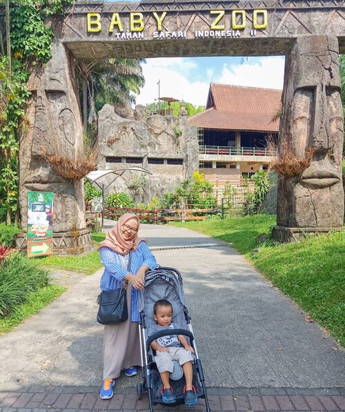 With a baby (or a toddler), every day feels like a zoo 😂😂 especially during vacation. Koyo mana koyooo 😆 .Anyway, tebak ada perbedaan apa antara foto pertama dan kedua. 😆😆 Iya Rio ngantuk jadi muka default kesel kebanyakan diajak foto ya begitu~ .-------.@tamansafariprigen #safari #pringen #tamansafaripringen #tamansafariindonesia2 #tsi #clozetteid #clozettedaily #thepradanasfamily #feedingtime #monday #holiday #mudik2019 #satriorpradana #satrio28mo #hotd #ootd #holidayootd #momblogger #travelingwithtoddler #lifestyleblogger #hijabtraveler #visiteastjava #visitpringen #visitindonesia #oppof11