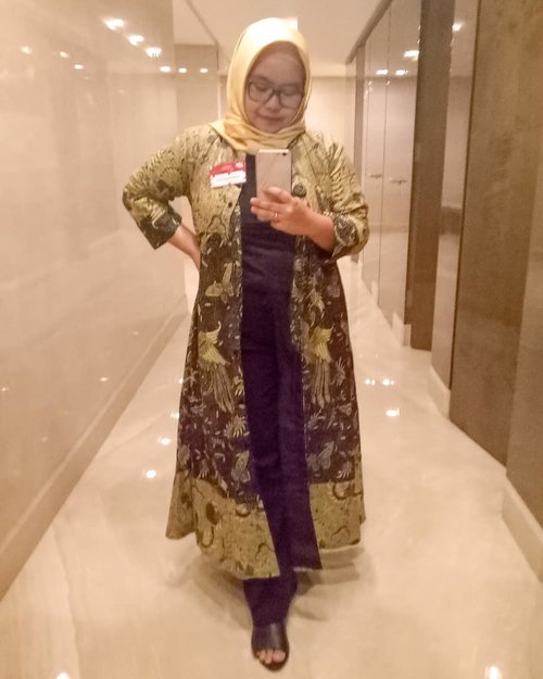 Because who can resist a bathroom ootd selfie when it is empty and there's a full body mirror nearby 😂😂😂 .-------.#clozetteid #clozettedaily #ootd #batik #kondangan #hijabdaily #hijabinspiration #batiksolo #ootdhijab #momblogger #lifestyleblogger #hijab #hijaboftheday #hotd #selfie #bathroomselfie #batikouter #batik