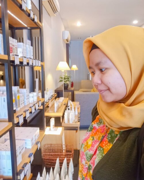 It's good to be back! Balik lagi u tuk kesekian kalinya ke #ERHAClinic Bogor untuk treatment DPCT (Deep Pore Cleansing Therapy) ❤️❤️❤️ .

Selalu suka sama hasilnya yang membuat wajah mulus dan juga terasa bersih. Yaaa namanya juga dilakukan pembersihan deep pores. Abisnya akhir-akhir ini cuaca kering banget! Berasa banget ada beberapa dryer spots di sekitar muka. My skin is in need of cleansing and also hydration. .

Kenapa balik lagi dan lagi ke @erha.dermatology? Pelayanan memuaskan dan juga kliniknya ada di Bogor! 😁 Kalau udah booking, ga usah nunggu lama untuk melakukan treatment. Selain itu, kebersihan dan keramahan terapis juga sangat baik. Oiya, their attention to customer's detail is superb. Mbak Annisa sampai ingat jenis serum yang dilakukan di treatment sebelumnya loh ❤️ swipe swipe buat liat sekilas treatment hari ini yaa. Fullnya nanti diulas lagi di blog (atau bisa liat blogpost yang dulu - DM for link!) .

Erha Clinic after treatment service juga baguuus. Seperti biasa, saya dapat masker collagen untuk dipakai H+7 treatment. Bahkan ada teman yang sampai di telpon untuk mengecheck kondisi kulit dan diingatkan untuk booking treatment selanjutnya loh 😍 .

Anyway ini lagi bingung mau pilih produk untuk perawatan. Yap, di Erha Clinic Bogor ini juga dijual produk OTC (over the counter) yang bisa dibeli tanpa resep dokter. Tapi kalau mau ketemu dokter kulit juga bisa kok. Ada 7 dokter yang standby. .

Ada yang kangen pengen treatment di Erha juga? 😆 Yuk booking sebelum semakin padet jadwal akhir tahun 😁😁 .
-------
.
#Facial #MedicalFacial #ERHASkinHairAndLaserExpert #ERHAonREPEAT #secondofeverything #TerjebakERHA #ClozetteID #clozettedaily #hijab #skincare #treatment #DPCTdiERHA #dpcterha #erhabogor #skincarejunkie #momblogger #lifestyleblogger #bloggerbogor