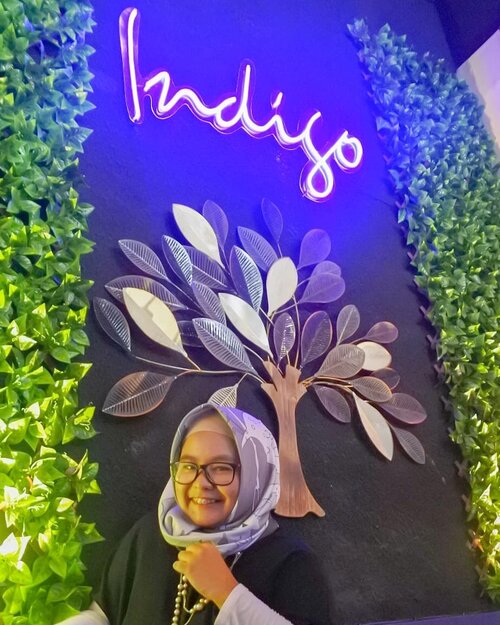 Happy first anniversary @indigocafebogor 💜💜💜 Di acara anniversary tadi, datang juga Bapak Shahlan Rasyidi, S.E., M.M.	yang merupakan Kepala Dinas Pariwisata dan Kebudayaan Kota Bogor. Beilliau mengatakan bahwa pendapatan Kota Bogor memang banyak berasal dari sektor kuliner. Coba swipe swipe deh buat liat beberapa makanan yang ada di Indigo Cafe ini, EVERYTHING LOOKS SUPER YUMMY! .My favorite is gotta be the Salmon Steak. Dibandrol dengan harga Rp. 65.000,- saja, kita bisa dapat salmon steak yang dilengkapi dengan lemon/mushroom sauce plus mashed potato and veggies. Mashed potatonya enaaaaaak bangeeet! Terasa cheesy dan ga butuh gravy untuk menikmatinya. Because you know I love cheese hehehe 😆 .Cafe yang terletak di Jl. Pandu Raya ini memiliki 2 lantai dan cukup cozy. Cocok buat nongkrong, arisan dan ngerjain tugas. Banyak colokan listrik dan juga wifinya lancar jayaaa~ Tentu banyak instagramable spot juga 😆 Apa aja fasilitasnya? Is it kids friendly? Makanan best sellernya apa? Nantikan postingannya di blog yaa ❤️❤️ .-------.#ClozetteID #clozettedaily #ReviewIbuFaradila #indigocafebogor #indigocafe #indigo #cafedibogor #kulinerbogor #wisatakulinerbogor #wiskulbogor #foodsociety #foodsocietybogor #makanenakbogor #nongkrongenakbogor #kopienakbogor #ngopidibogor #indigocoffee #indigokopi #kopienakbogor #foodandcoffee #coffeegram #instacoffee #instafood #eaterybogor #indigoeateryandcoffee