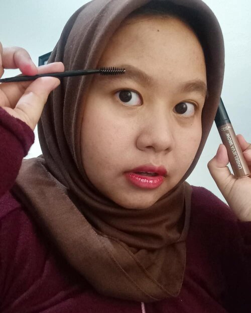 Woah kaget abis pakai L'Oreal Paris @getthelookid New Unbelieveabrow Longlasting Brow Gel! Karena kaya namanya, ini super long lasting! Coba swipe swipe deh ada smudge test dan ga mbleber kemana-mana~ 👉👉👉

Cocok sih di masa pandemi ini dimana kita pakai masker aja, jadi tentu alis harus on fleek~ Mana males touch up kan yaaa. Nah ini klaimnya bisa tahan sampai 3 hari karena waterproof, smudgeproof, sweatproof, dan transferproof 💯💯

Tapi jangan khawatir, di bersihinnya juga gampang kok pakai oil based makeup cleanser. Ga ada drama drama pas pakai atau pas ngehapus ❤️ Ada 3 warna dan swatchnya bisa dilihat di slide berikut. Disini saya pakai Light Brown karena super natural. Cocok buat daily use, ke supermarket juga cocok 😁

Bisa beli dimana? It's exclusively sold in Tokopedia. Cusss mumpung lagi sale seharian hari ini! Jangan sampai ketinggalan~

.
---------
.
#beunbelievable #lorealparis #getthelookid #unbelieveabrow #newunbelieveabrow #eyebrow #makeup #eyebrowgel #clozetteid #clozettedaily #momblogger #mombloggerindonesia #reviewIbuFaradila